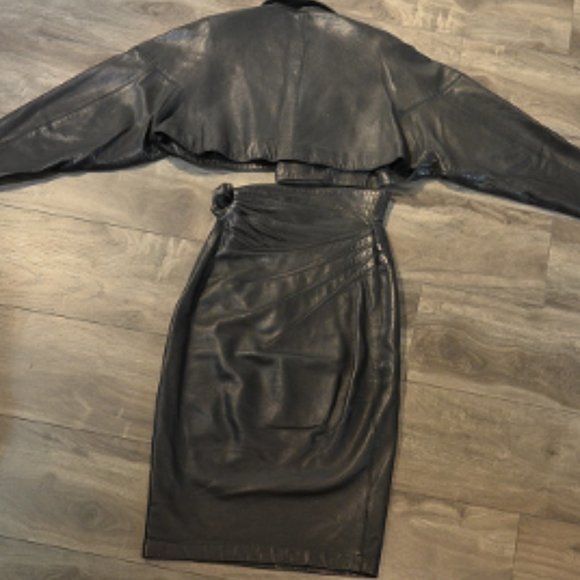 AZZEDINE ALAÏA BLACK LEATHER SKINNY SKIRT SUIT - Picture 9 of 10